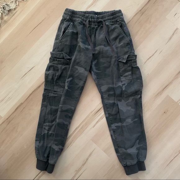 Aritzia TNA Twin Falls Camo Cargo Pants - Picture 4 of 4